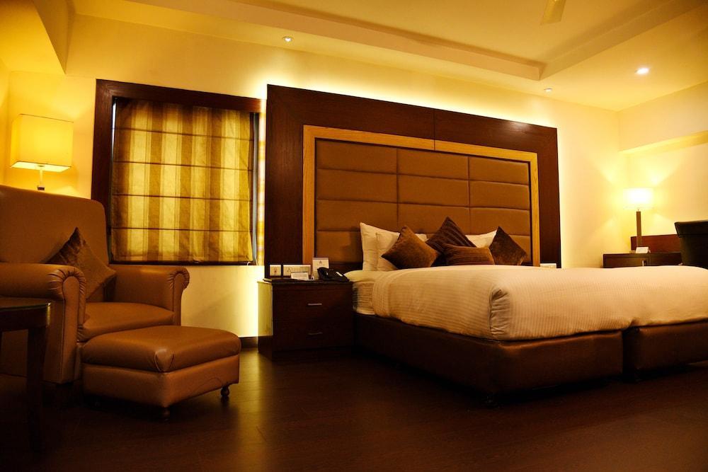 Hotel Royal Cliff Канпур Экстерьер фото